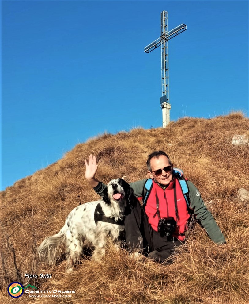 26 Alla croce del Monte Gioco (1366 m) con la montagnina Nina.jpg